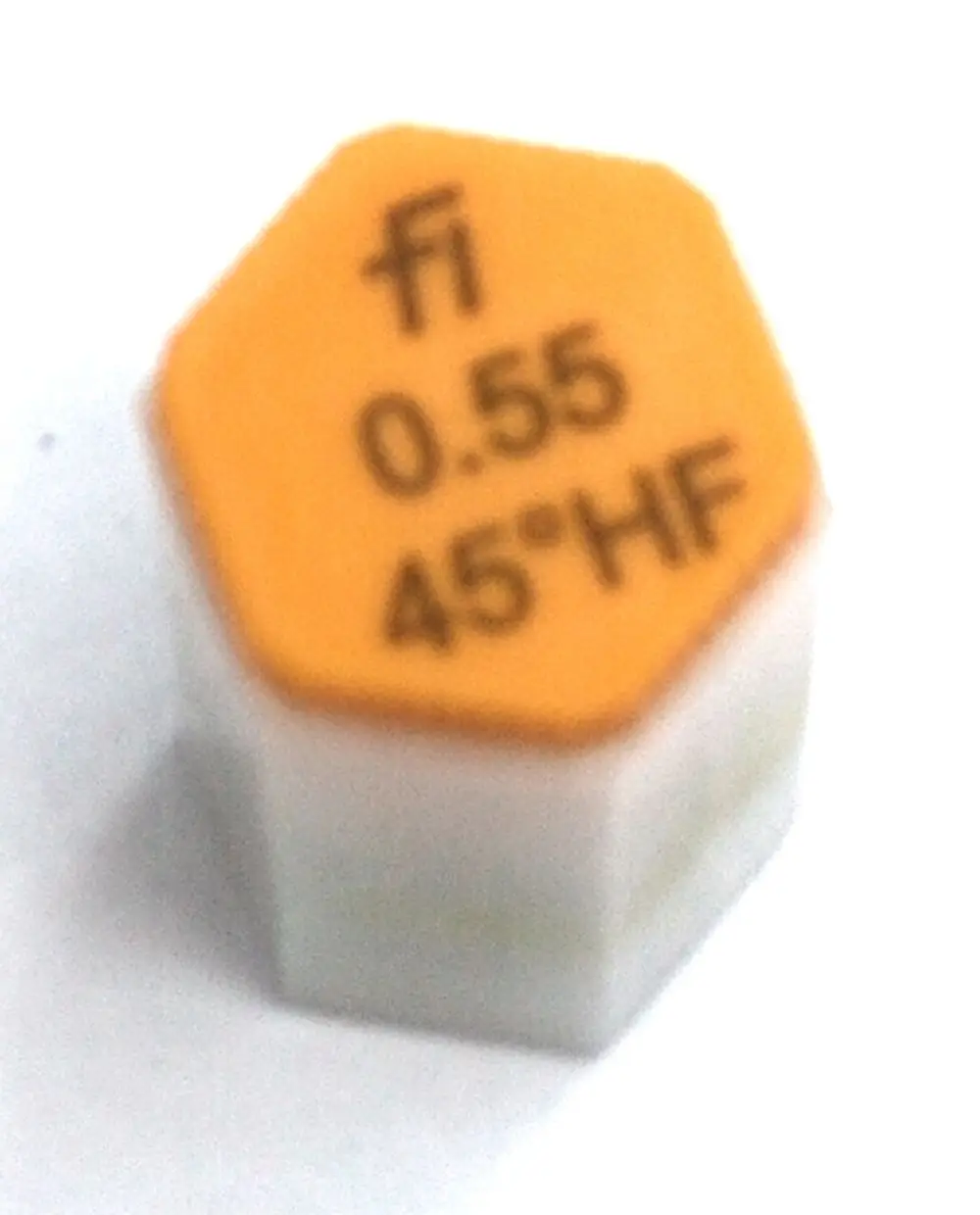 Sechseckige Düse mit orangefarbenem Kopf, beschriftet mit "fi 0.55 45°HF", auf weißem Hintergrund, vermutlich für Daikin Heizsysteme.